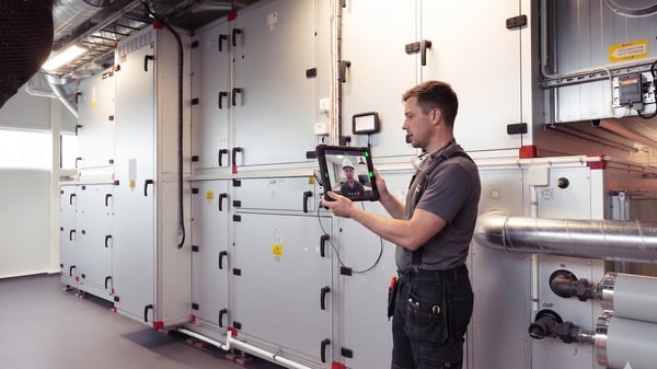 NEWS: IV Produkt elavates customer support with XMReality