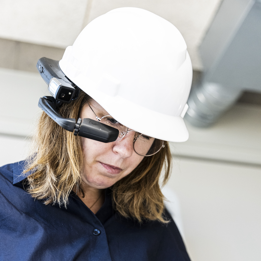 Sara Wiberg using smart glasses